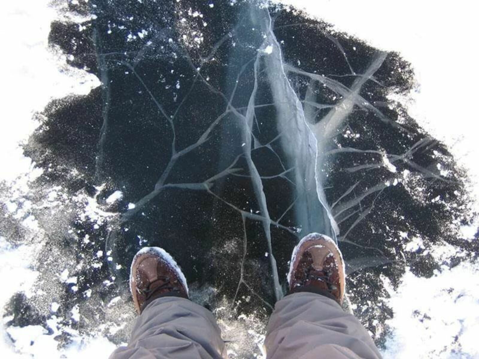И тут вдруг льды. Тонкий лед. Лед под ногами. Ноги на льду. Ноги в снегу.